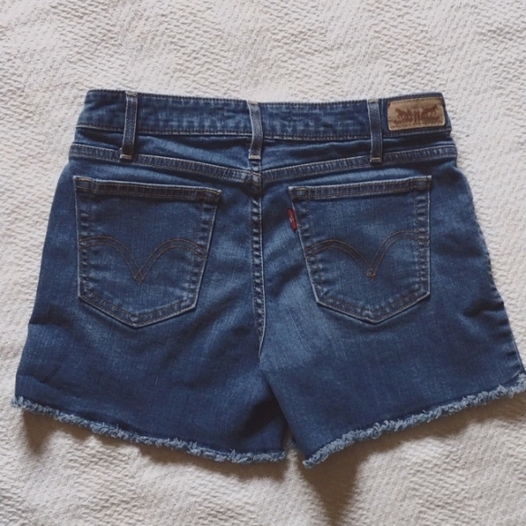 Levi's Distressed Hem Denim Shorts Size 4 - Picture 2 of 6